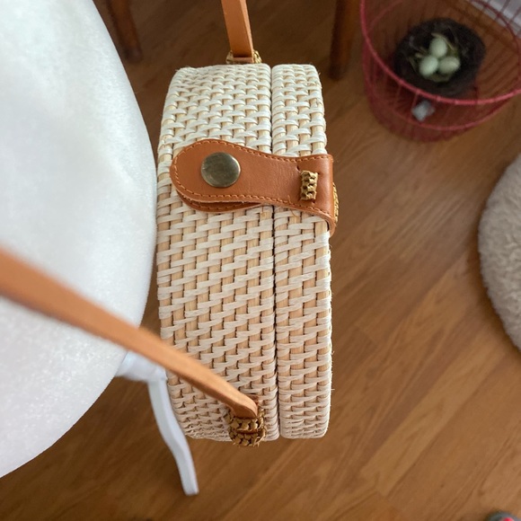 Cute Round Tan Woven Straw Crossover Purse. - Picture 7 of 16